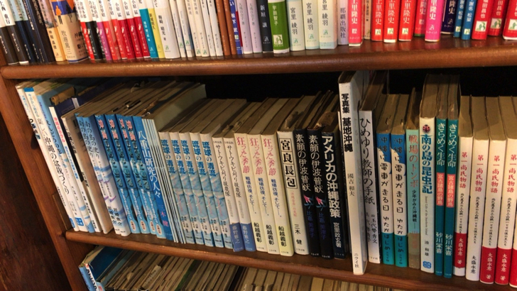 カフェ沖縄式の店内の書籍