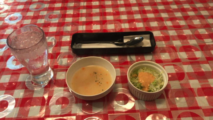 那覇の松山にあるステーキハウス「サウザンステーキ」サラダとスープ