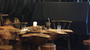 カフェ沖縄式の木のテーブル