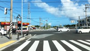 沖縄の道路は石灰岩で出来ているので滑りやすい